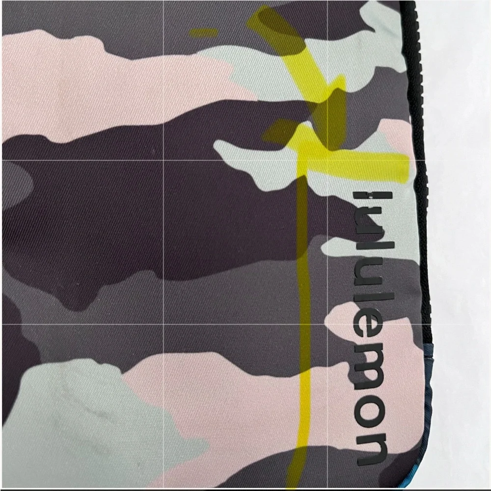 Lululemon Athletica Pre-Loved Authentic Easy Access Heritage 365 Camo Crossbody - Picture 15 of 15